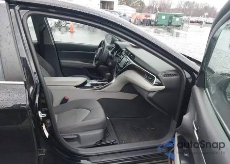 2018 Toyota Camry Le z USA, uszkodzony, nr VIN 4T1B11HKXJU646587